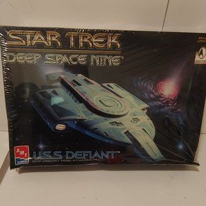 VINTAGE NEW Star Trek DS Nine U.S.S. DEFIANT